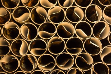 Manzarada düzinelerce kahverengi kağıt rulo