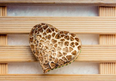 Altın rengi kalp şekilli. Dekoratif nesne görünüyor.