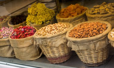 Badem, incir, kayısı, şam fıstığı ve saman sepetinde bitki çayı.