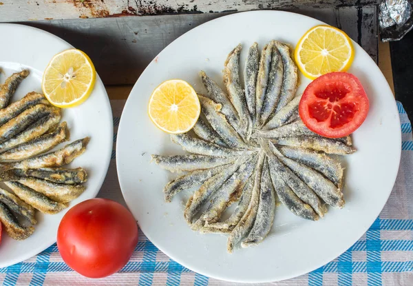 Dienblad Met Klaar Frituren Zeevruchten Vis Ansjovis Vissen — Stockfoto