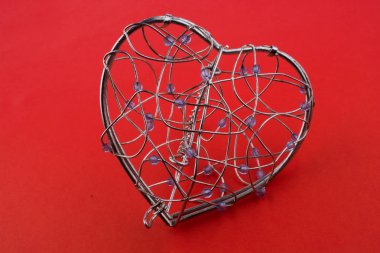 Kalp kafes kırmızı bir arka plan üzerinde