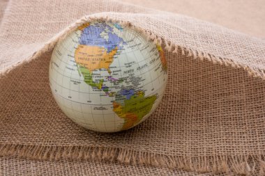 Model küre keten bir tuvalin altına yerleştirilmiş.