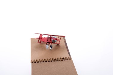 Beyaz arkaplanda uçak ve defter