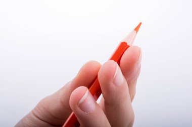 Beyaz arkaplanda el ele tutuşan renkli kalem