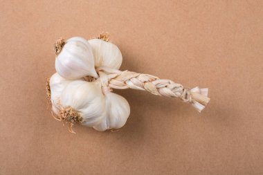 bir kağıt dokusu üzerinde yerleştirilen sarımsak karanfil