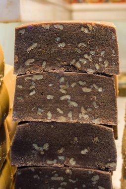 Geleneksel Doğu Halvah tahini susam ezmesinden yapılan tatlı bir karışım.