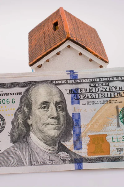 Billetes Dólares Americanos Lado Casa Modelo Sobre Fondo Blanco — Foto de Stock
