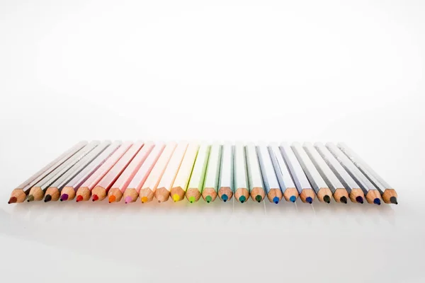 白色底色上各种颜色的铅笔 — 图库照片
