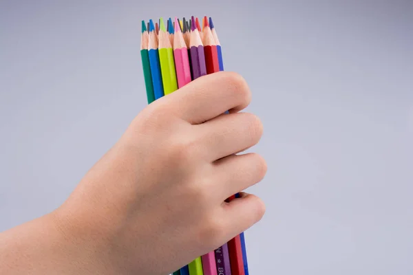 Hand Holdin Kleurpotloden Een Witte Achtergrond — Stockfoto