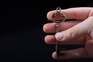 Bir retro tarzı altın rengi dekoratif tuşunu basılı tutarak el