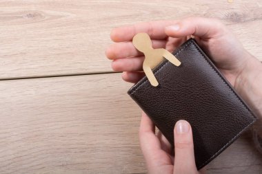 Elinde cüzdanla kağıttan kesilmiş bir adam şekli.