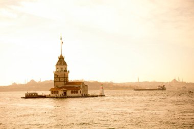 Boğaz 'ın ortasında bulunan Bakireler Kulesi