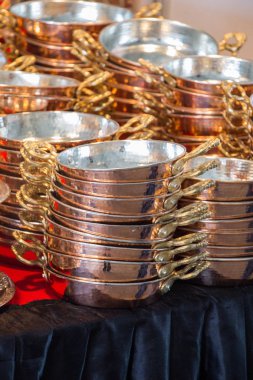 Yeni metal tavalar yemek takımı olarak