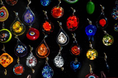 Çeşitli renkte renkli boncuklar.