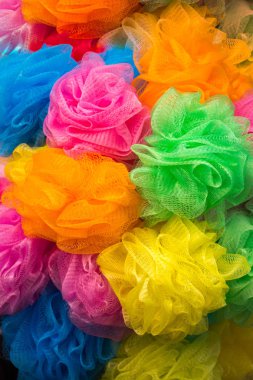 Çarşıdaki renkli ponponların seti.