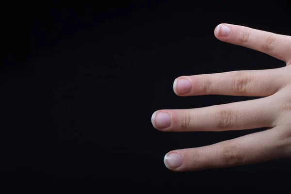 Vier Finger Einer Kinderhand Teilweise Auf Schwarzem Hintergrund Sehen — Stockfoto
