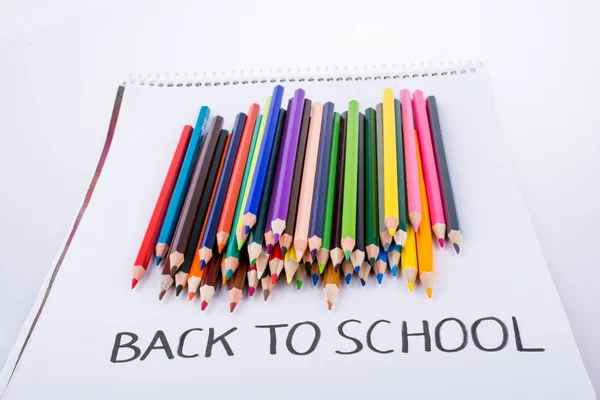Χρώμα Μολύβια Και Πίσω Στο Σχολείο Τίτλο Ένα Σημειωματάριο — Φωτογραφία Αρχείου