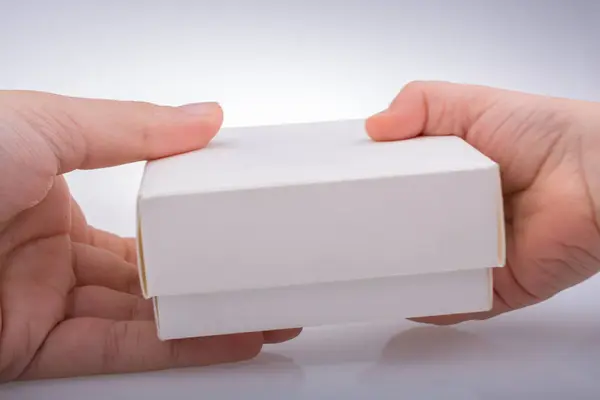 Mão Dando Uma Caixa Presente Branco Para Fora — Fotografia de Stock