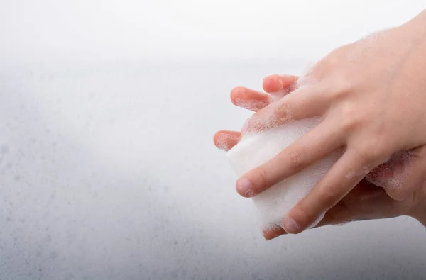 泡状の背景に手洗いと石鹸泡 — ストック写真