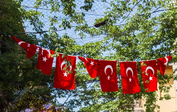 Türk ulusal bayrağı açık havada iple sallanıyor