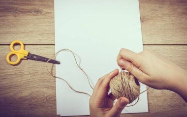 Masadaki el işi için malzemeler ve aletler.