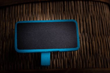 Tahtadan yapılmış mini boyut uyarı tahtası