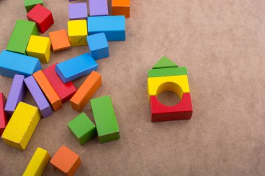 Kahverengi arkaplandaki yapı taşlarından ev şekli oluştu