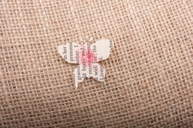 Kağıt kelebek şeklinde kesilmiş.