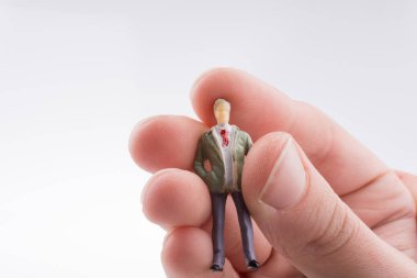 Beyaz arka planda bir insan figürü tutuyor.