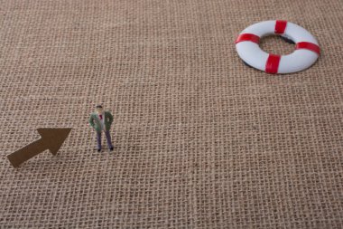 Adam heykelcik bir okla can simidi için tuval üzerinde yol açtı