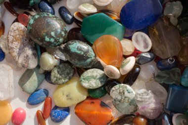 Belli bir tipte doğal mineral değerli taşlar.