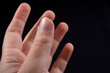 Siyah arka planda genç el hareketi