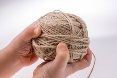 Beyaz bir arka plan üzerinde izole el iş parçacığında makaralar