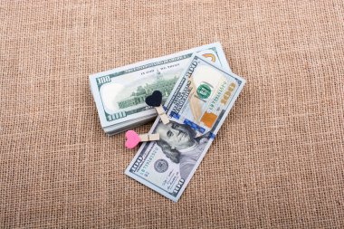 kalp ikonu demeti ABD doları keten bir tuval üzerine yerleştirilmiş