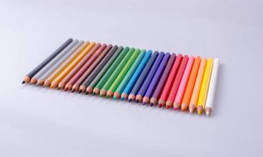 Beyaz arkaplana çeşitli renklerin renk kalemleri