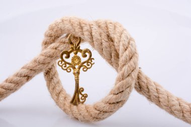 Beyaz arkaplanda halatta retro stil dekoratif anahtar