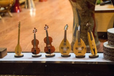 Müzik aletleri ağaçtan modeller kümesi