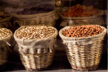 Hasır sepet dolusu çeşit fındık.