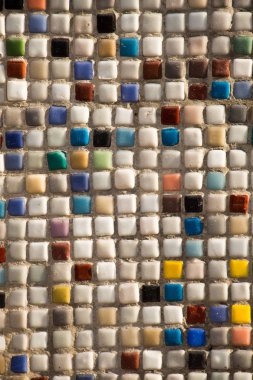 Beton duvar ile renkli mozaik kaplı