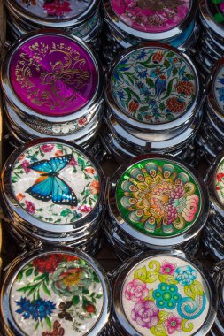 Vintage yuvarlak cep ayna bir desen ile kümesi