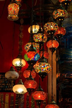 İstanbul 'daki Büyük Pazar' dan Mozaik Osmanlı lambaları