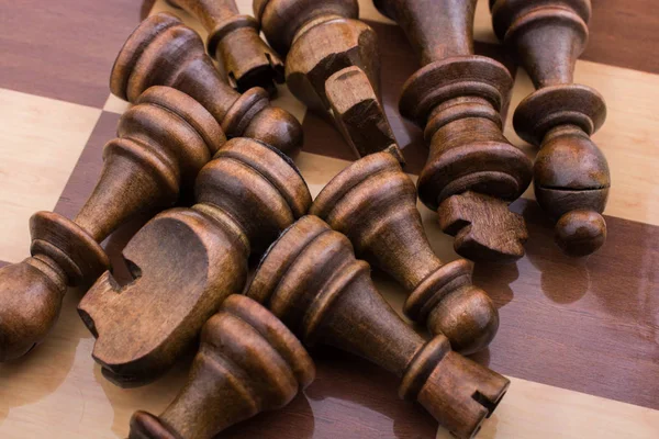 Satranç tahtasının üzerinde satranç taşları var.