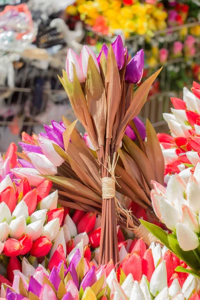 Plastik gerçek olmayan sahte çiçekler Renkli çiçekler