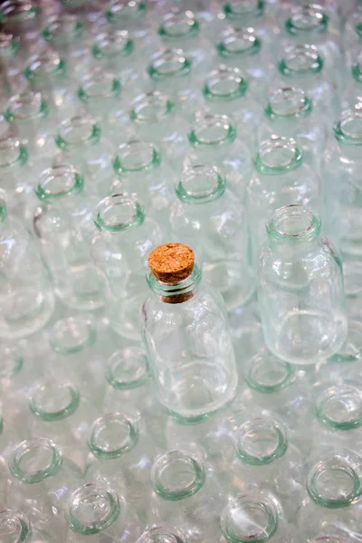 箱の中の空の小さな透明なボトルのセット — ストック写真