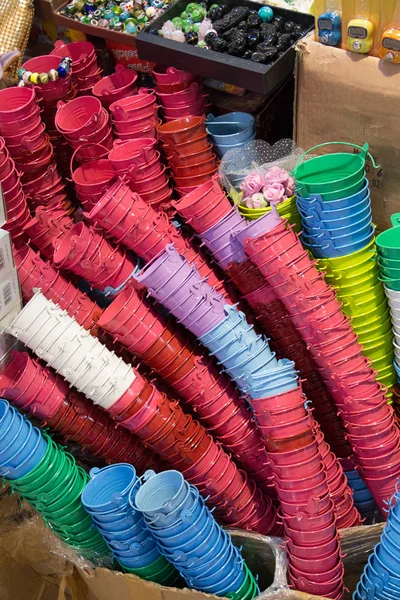 Маленький Набор Вёдер Разных Цветов Рынке — стоковое фото