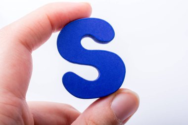 Tahtadan yapılma S harfi küpü.