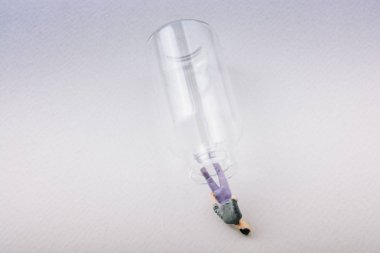 Şişeden çıkan minyatür insan figürü.