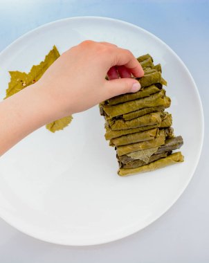 Türk usulü doldurulmuş üzüm yaprakları yapan eller