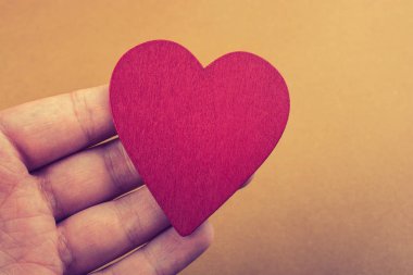 Noktalı kağıt üzerinde kırmızı renkli kalp şeklindeki nesne