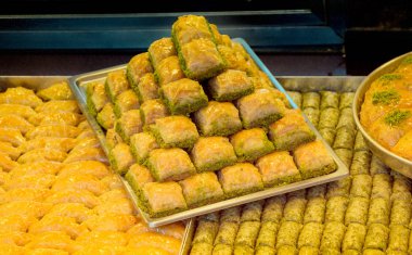 Türk baklavası tepside sergileniyor